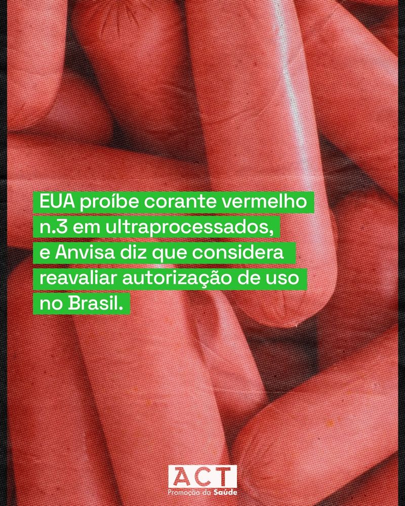 Salsichas avermelhadas, com corante vermelho 3, sob o texto: EUA proíbe corante vermelho número 3 em ultraprocessados, e Anvisa diz que considera reavaliar autorização de uso no Brasil
