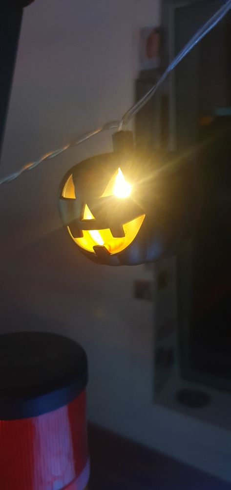 Ein leuchtender kleiner Kunstkürbis.