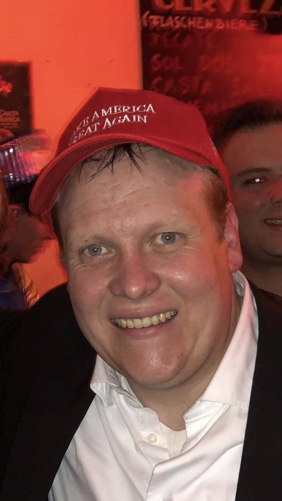 Tilman Kuban, verschwitzt, mit rotem MAGA-Cap