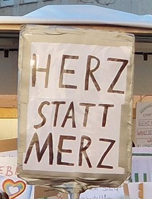 Demo-Schild mit der Aufschrift "Herz statt Merz"