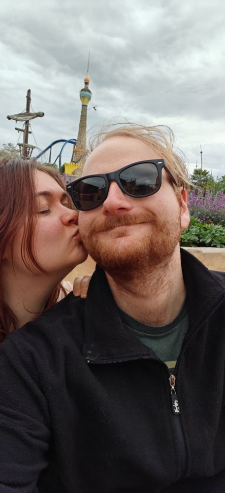 Lauréline me fait un bisou sur la joue devant le mat d'un bateau, ainsi que la tour servant de repaire au Port Laguna de Toverland !