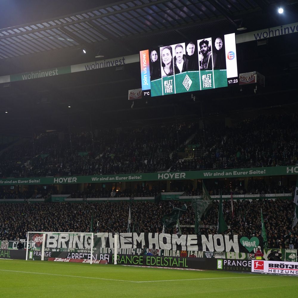 Bremer Ostkurve mit einem Banner „(Hersh) Bring them home now (Inbar)
“