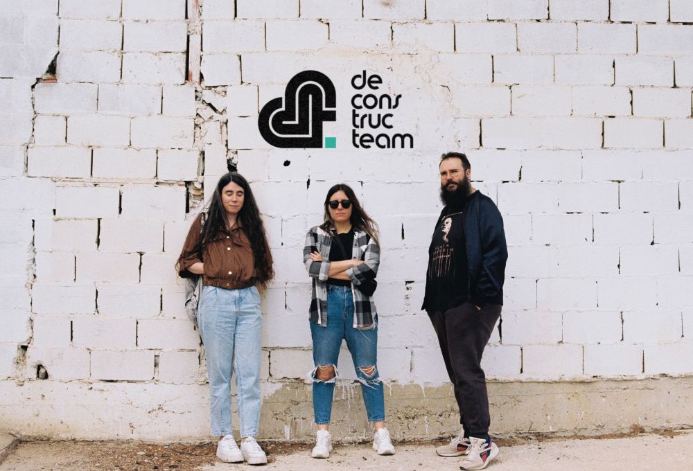 Paula, Marina and Jordi posing in front of a white brick wall in Benimaclet.

Photo by Juan de la Torre.