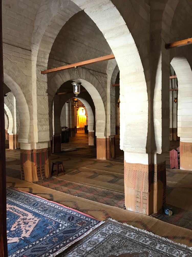 Photo de la salle de prière de la grande mosquée de Sousse en Tunisie.
