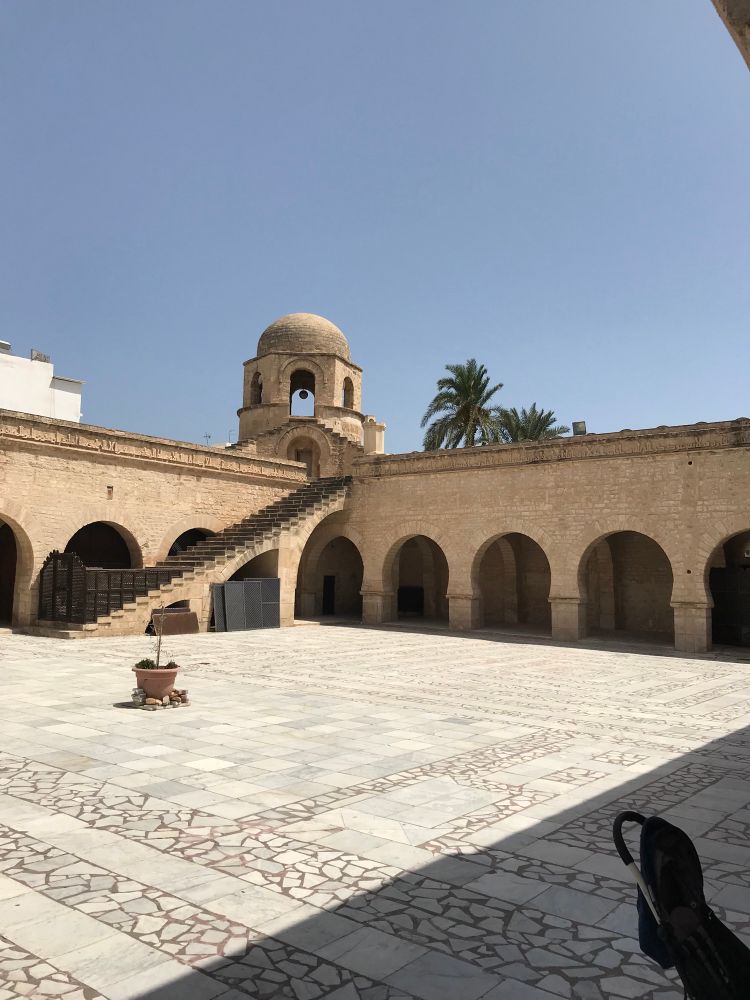 Photo de la cour de la grande mosquée de Sousse en Tunisie.