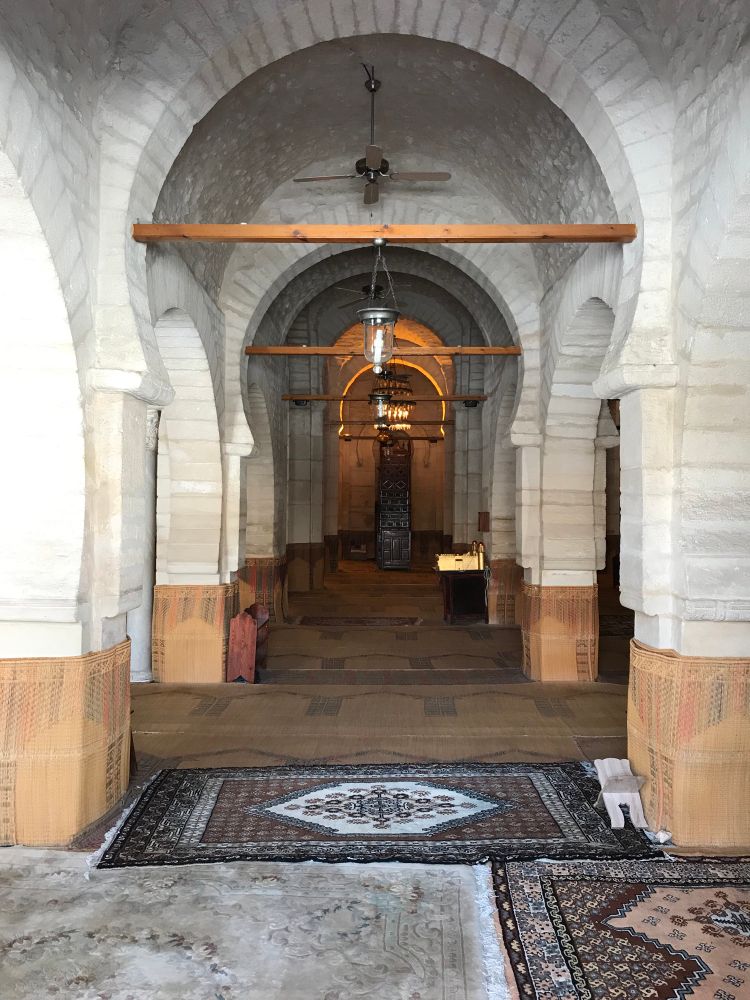 Photo de la salle de prière de la grande mosquée de Sousse en Tunisie.