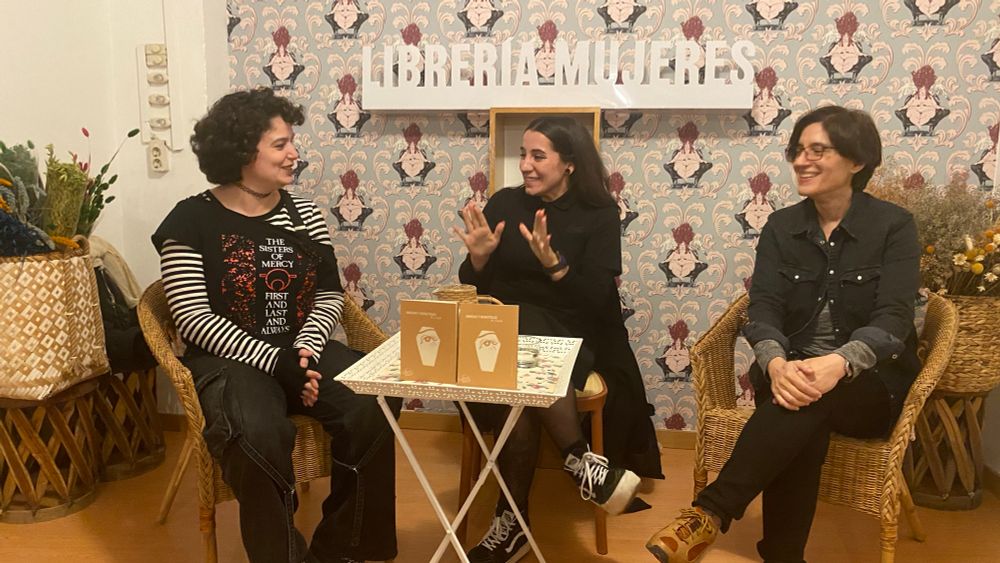 La autora presentando el libro en la librería Mujeres de Madrid.
