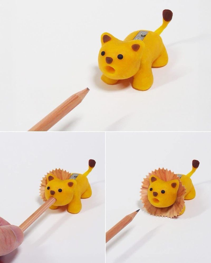 Apontador de lápis em formato de leão, que a medida que o lápis vai saindo, vai formando a juba dele. 

O leão é amarelo e no estilo kawai