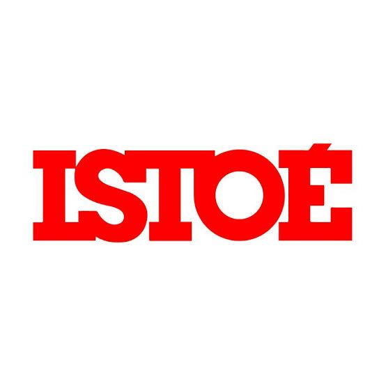Logo da revista istoé, escrito em vermelho com um fundo branco 
