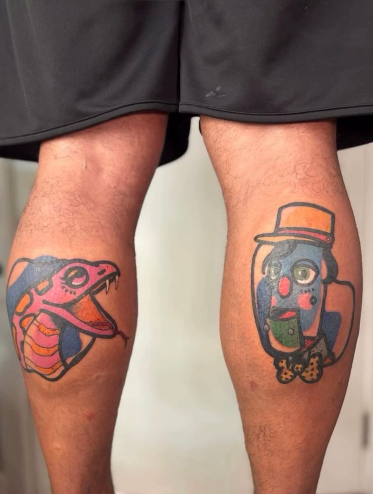 A Celeste na panturrilha esquerda e o Porteiro, na direita. Ambos personagens do Castelo Ra Tim Bum. A Celeste é uma cobra cor de rosa e falante. O Porteiro é um soldadinho de chumbo com detalhes em azul, amarelo e verde 