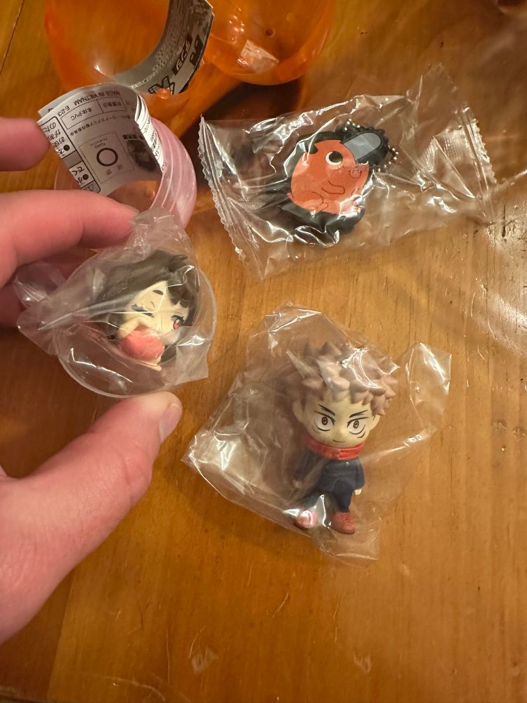 Did some gacha machine pulls.
1. Sukuna Itadori (Jujutsu Kaisen)
2. Sleepy Uraraka (My Hero Academia)
3. Poochita keychain (Chainsaw Man)