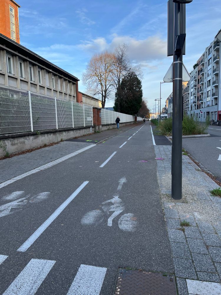 Bidirectionnelle sur trottoir délimitée par peinture au sol 