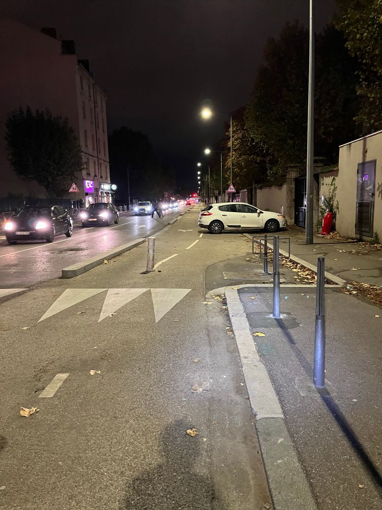 Véhicule sur piste cyclable