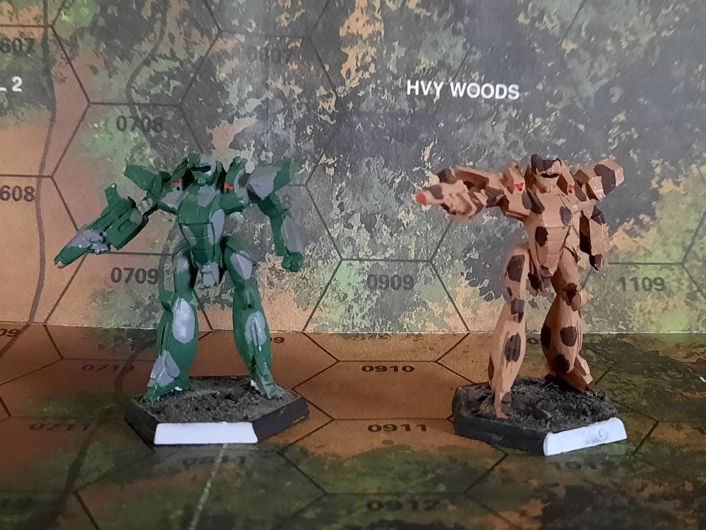 A pair of Vixen/Füchsin BattleMechs