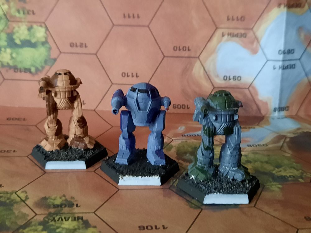 Three UrbanMechs form a fire line.