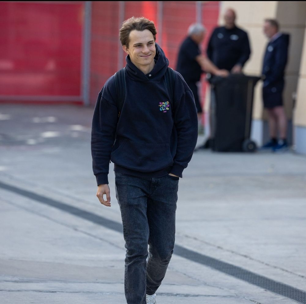 oscar piastri arriving to the paddock