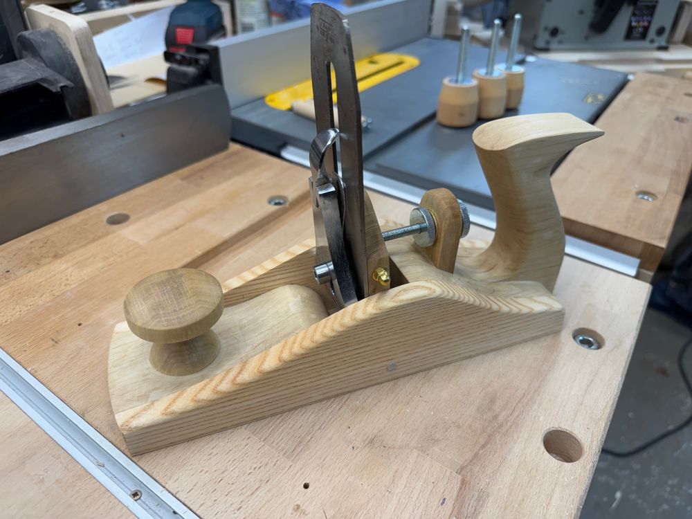 A self-made scraper plane standing on a workbench. 