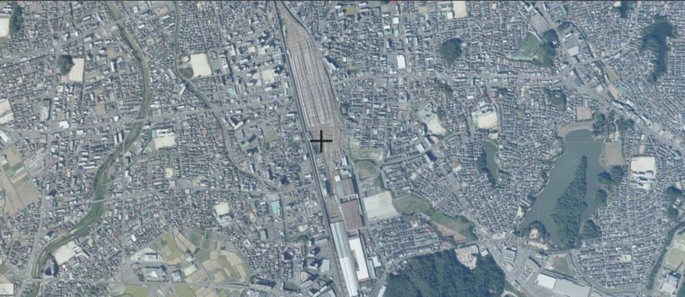 博多総合車両所
周辺の航空写真　2020年

1975年
博多総合車両所が開設しました

1990年
博多総合車両所と博多駅間の回送線を旅客線化
南博多駅が開業

2020年
多数の建物が建っております