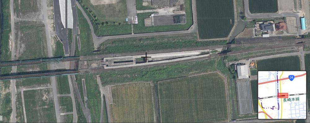 JR九州　長崎本線
（臨時駅）バルーンさが駅
周辺の航空写真
2022年
1980年からバルーンフェスタイン九州が嘉瀬川河川敷を主な会場になりました

1989年に臨時駅としてバルーンさが駅ができました
以降、2020年から2022年の３年を除いて、毎年10月下旬から11月上旬にかけて営業しております

営業期間外には駅舎・ホーム共に撤去されていたが、2002年に設置作業を行っていた作業員が列車にはねられて死亡する事故が発生したこともありました
2003年からはホームのみ恒久的な施設として設置されています