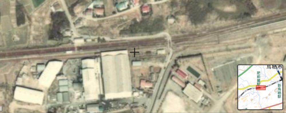 国鉄　長崎本線
肥前麓駅　（ひぜんふもと駅）
周辺の航空写真
1974年〜1978年にかけて

十字キーにははかつて帝国陸軍鳥栖弾薬庫引込線（後に陸上自衛隊鳥栖分屯地引込線）が存在し、戦前は弾薬が、戦後は燃料輸送として専ら軍用輸送に用いられていた

1987年に陸上自衛隊鳥栖分屯地に鉄道による燃料輸送を終了しました
同時に陸上自衛隊鳥栖分屯地引込線が廃止しました