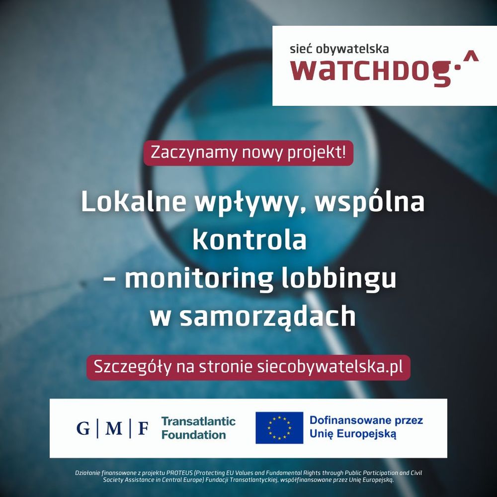 Grafika promująca nowy projekt Sieci Obywatelskiej Watchdog Polska.
Na pierwszym planie znajduje się napis: „Zaczynamy nowy projekt! Lokalne wpływy, wspólna kontrola – monitoring lobbingu w samorządach”. Poniżej widnieje czerwony przycisk z napisem „Szczegóły na stronie siecobywatelska.pl”. W tle znajduje się zdjęcie szkła powiększającego leżącego na dokumencie. W prawym górnym rogu widnieje logo Watchdog Polska. Na dole zamieszczone są logotypy Fundacji Transatlantyckiej i Unii Europejskiej z informacją, że projekt jest finansowany w ramach programu PROTEUS.
