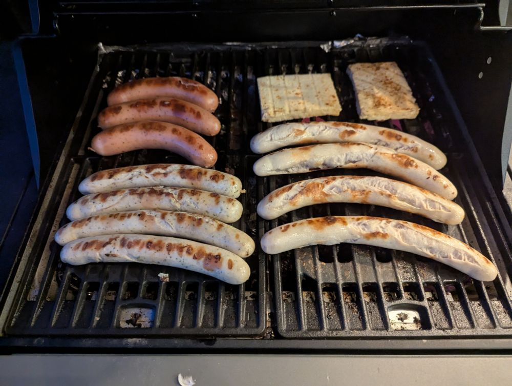 Grillwürste auf meinem Elektrogrill der vom Hausakku gespeist wird. Kein Netzbezug, wenig Feinstaub.