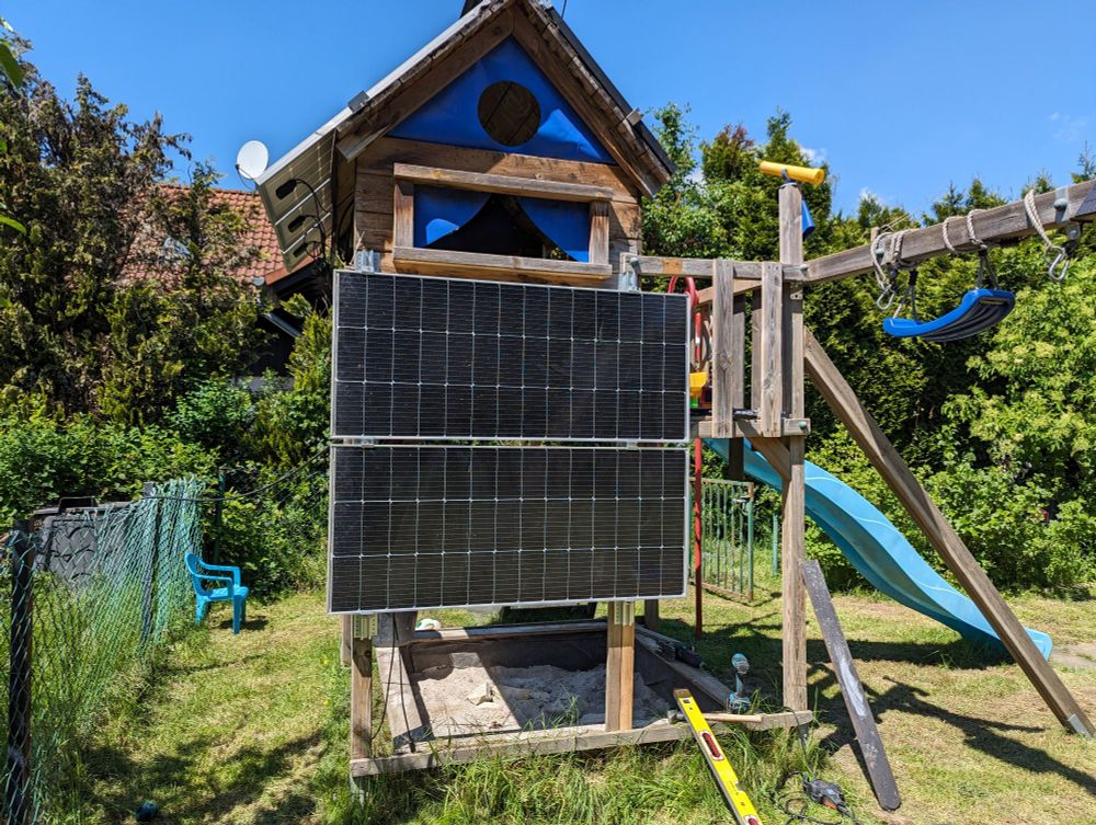 Unser Kinderspielhaus mit PV Anlage