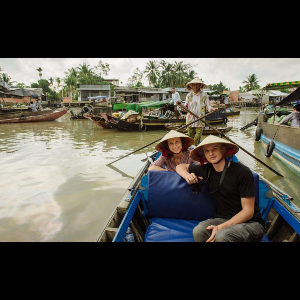 Il devient expert en culture asiatique après avoir passé 2 petites semaines au Vietnam