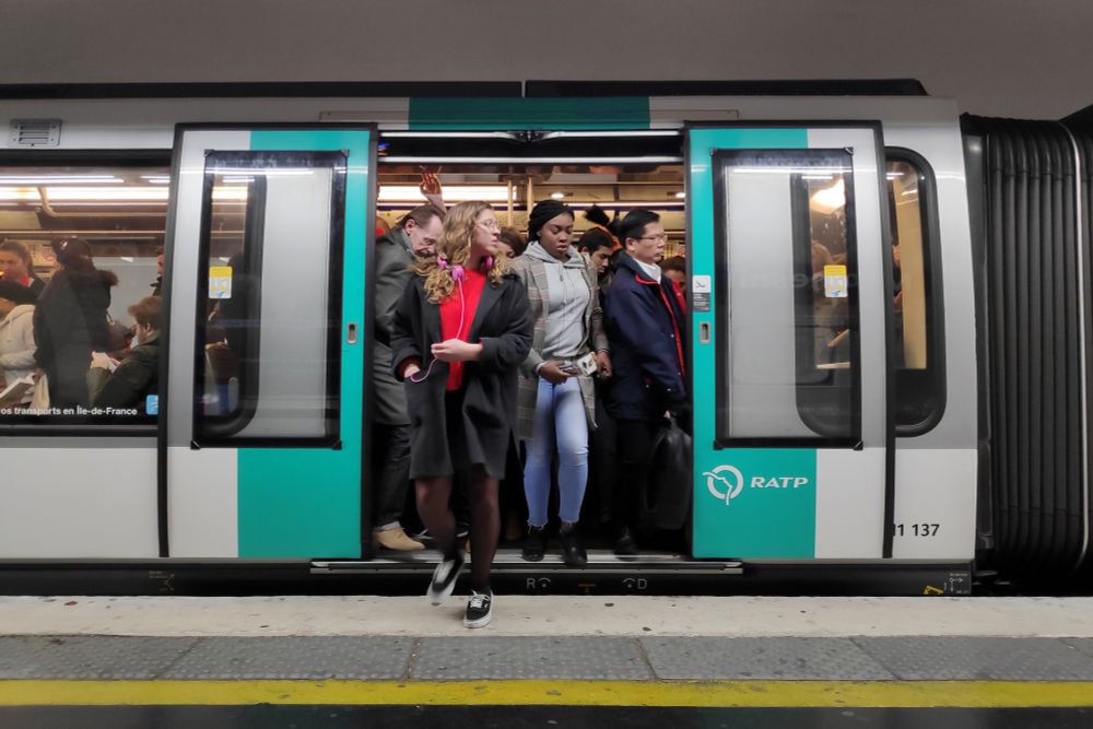 Un couple parisien économise toute l’année pour s’offrir un beau voyage sur la ligne 5 pendant...