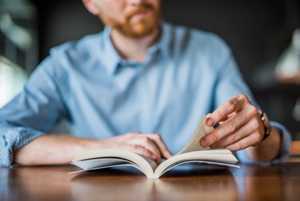 Pour son anniversaire, il reçoit un livre qu’il n’a pas envie de lire d’un ami qui ne l’a pas lu