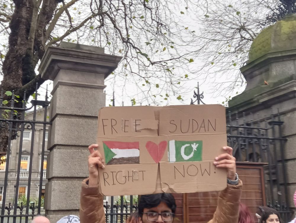 Dublin, the Dáil 
In front of the Parliament building gate with protesters assembling, one is holding a cardboard sign saying: 
FREE SUDAN 
🇸🇩 ❤️🇵🇰 
RIGHT NOW