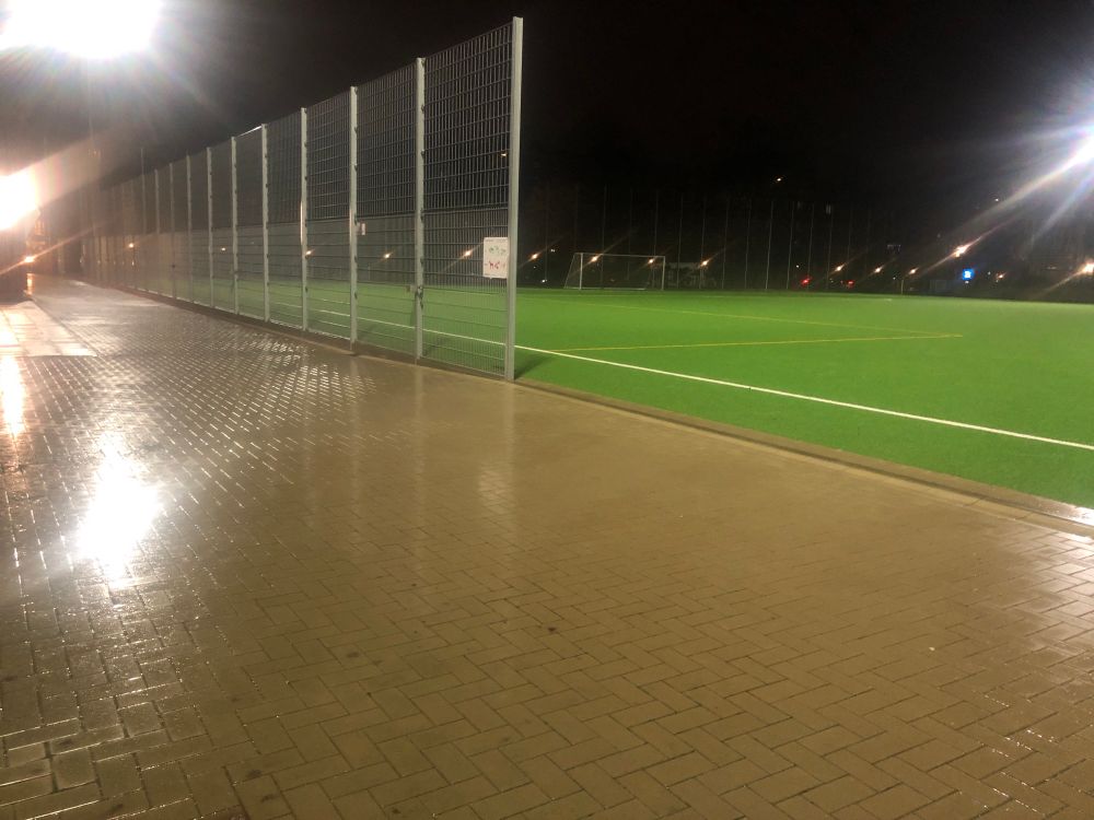 Sportplatz am Schützenhof. Leer, nass, kalt. 