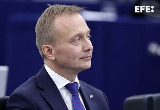 Bruselas busca la «cuadratura del círculo» en el presupuesto de la UE. En la imagen, el comisario de Presupuestos, Piotr Serafin, durante un debate en el Parlamento Europeo en Estrasburgo, Francia, el pasado 21 de enero. EFE/EPA/RONALD WITTEK. 