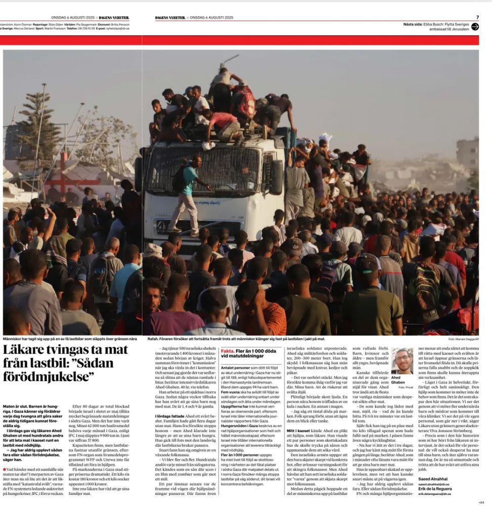 Artikel i Dagens Nyheter med bild på en kaotisk situation där Gaza-bor tar saker från en hjälpsändning.