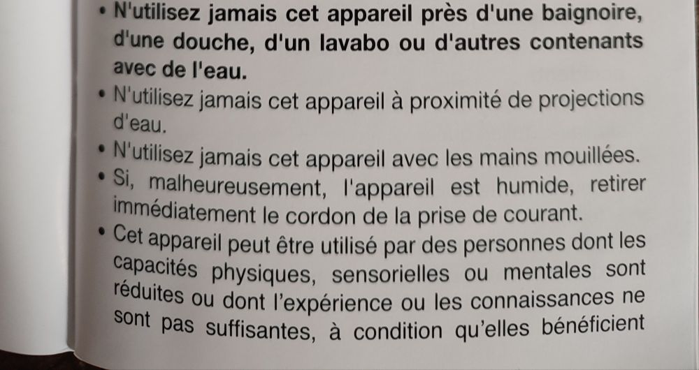 Extrait de manuel d'utilisation d'un appareil à raclette : consignes d'utilisation délivrées à l'utilisateur à la deuxième personne du singulier jusqu'à la phrase "Cet appareil peut être utilisé par des personnes dont les capacités physiques, sensorielles ou mentales sont réduites ou dont l'expérience ou les connaissances ne sont pas suffisantes, à condition qu'elles bénéficient..." 