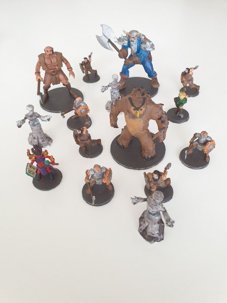 Bemalte DnD Miniaturen von Barbaren, Zwergen, Frostriese, Geistern, Halbling, Tiefling und natürlich einem Eulenbär.