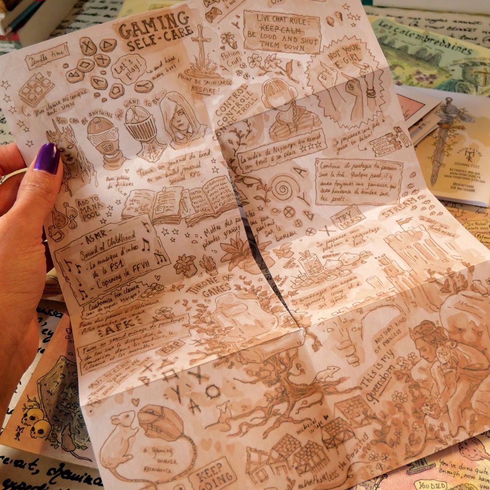 Photo d'un extrait du contenu du zine "Minie guide de survie pour gameuses enragées". Le zine contient à son verso, une planche de dessins sur le thème du gaming.