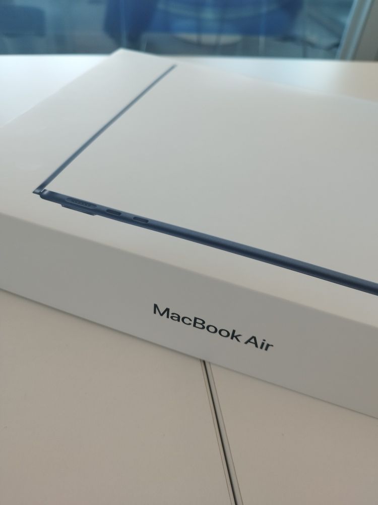 Caja de MacBook Air M3 color medianoche.