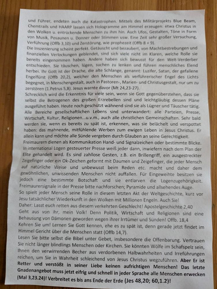 Zu sehen ist ein Flugblatt (Rückseite) aus der Reichsbürger/Querdenker-Szene Mut stark religiöser Konnotation über Chemtrails, Weltverschwörungen, HAARP etc.