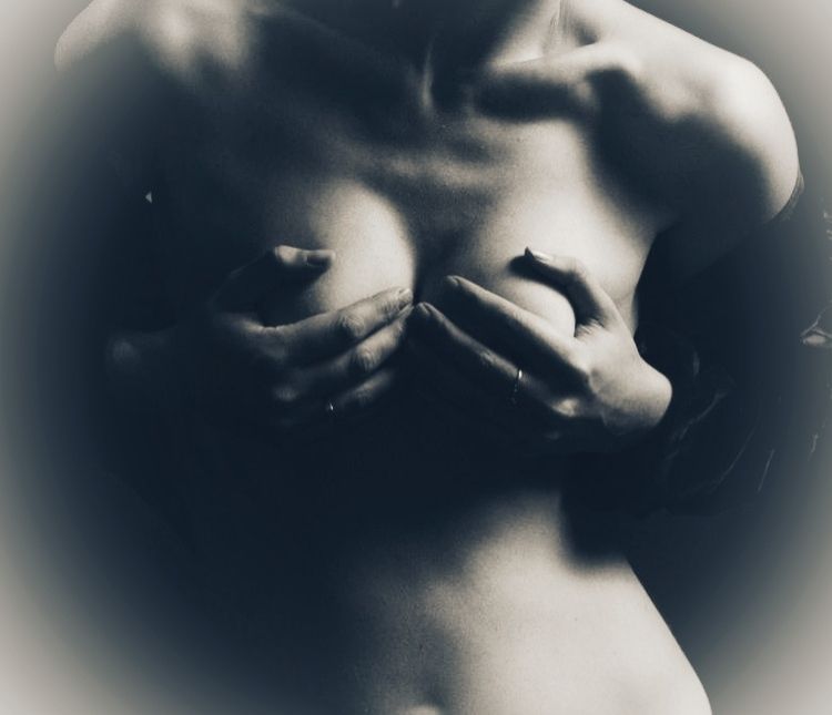 schwarz-weiß-bild aus dem netz:
eine nackte frau von von vorne, hinter ihr steht ein mann, aber das einzige was man von ihm erkennt sind seine hände, die ihre titten ordentlich packen