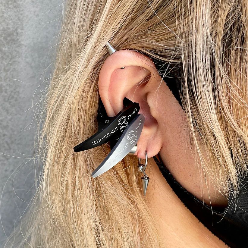 Ear cuff unit CL02 from CTCTYO. Black and grey ear tags for mech pilots. 