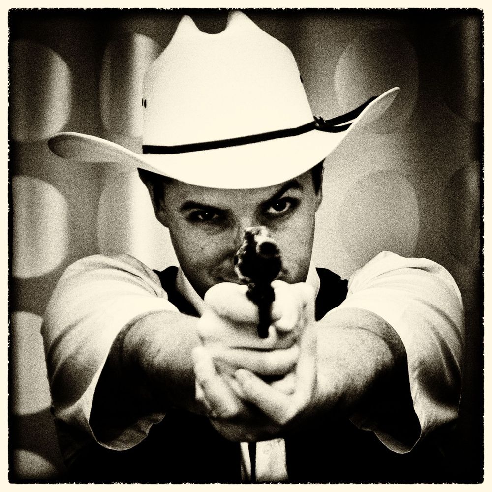 Moi avec mon chapeau, mimant un tir au revolver... la cowboy attitude.