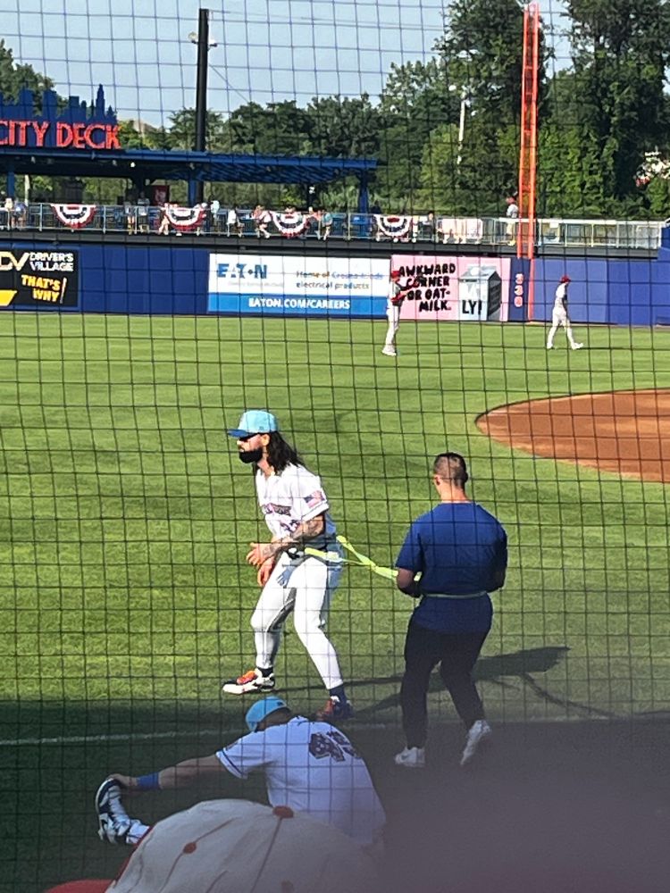 Jesse Winker warms up for the Syracuse Mets on July 5, 2025