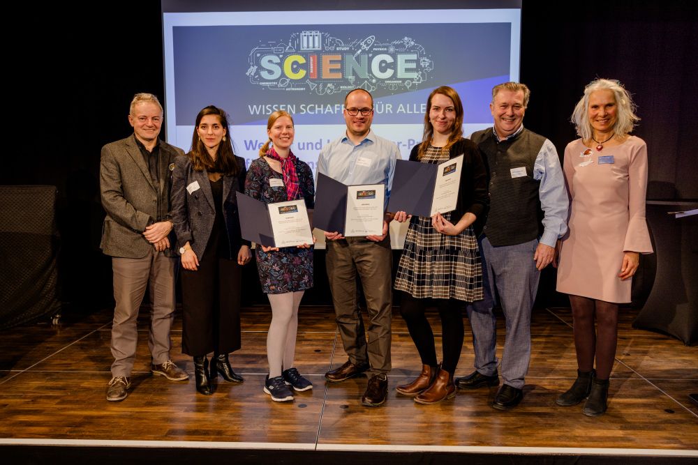 Proud winners of the Werner und Inge Grüter Preis für Wissenschaftsvermittlung at the award ceremony. From left to right: Dr. Michael Apel, Sara Zarrabi Magd, Romy Zeiss, Prof. Dr. Malte Jochum, Elisabeth Bönisch, Prof. Dr. Gerhard Haszprunar, Lydia Weinberger