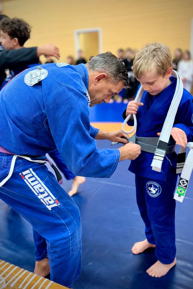 Min son får ett grått bälte av sin tränare 