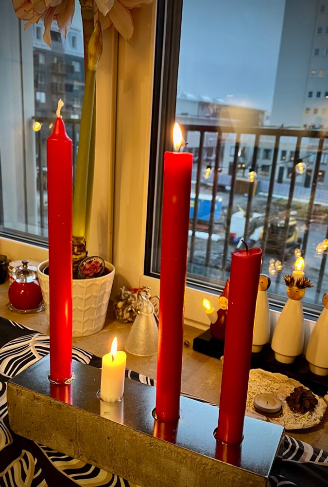 Två tjusiga ljus brinner så fint 