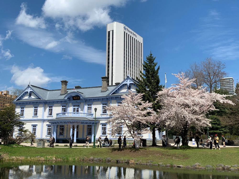 桜と豊平館。左側の木の下にいたのは白無垢と白い羽織袴を着た前撮りのカップル。好天で良かったね。