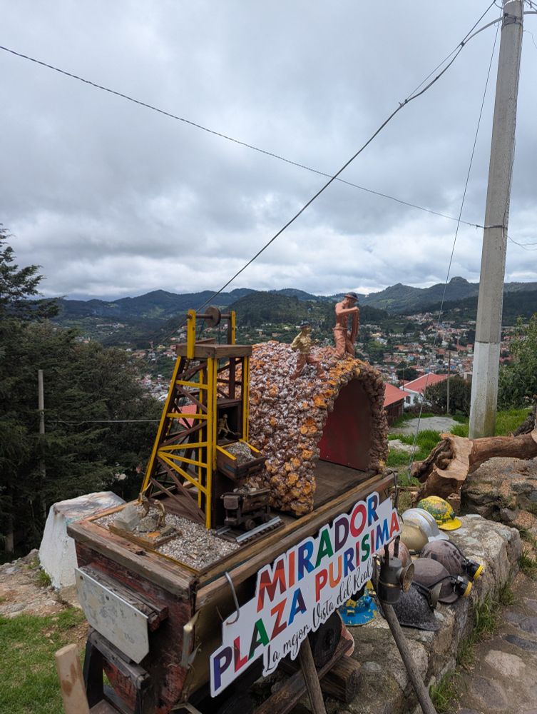Imagen tomada desde el mirador Plaza la Purísima, Hidalgo. Hay una maqueta pequeña en forma de mina en donde, a lo alto del mirador, la gente se toma fotos en él. Desde este punto se ve casi todo el pueblo, pues es el punto más alto de la localidad. 