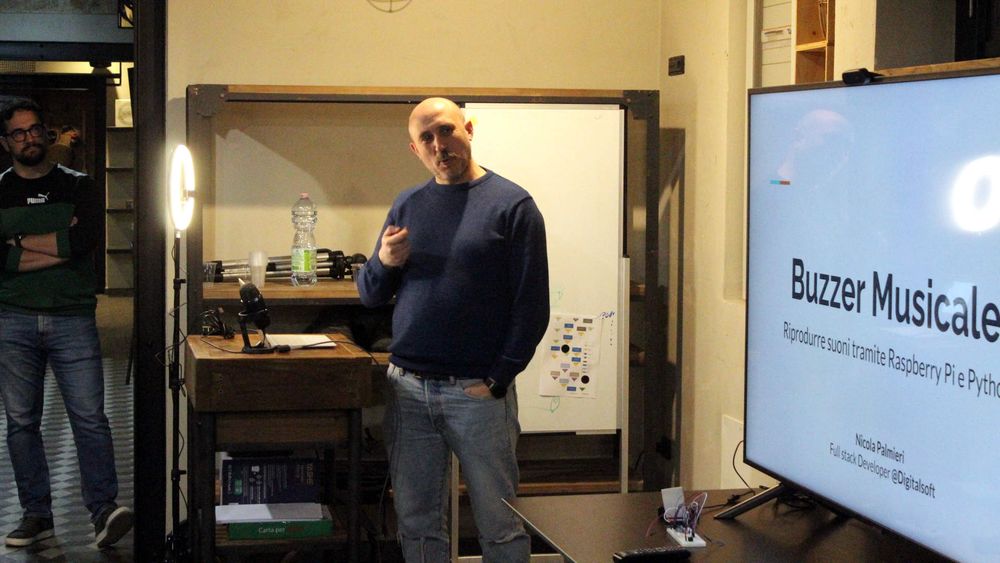 Nicola Palmieri introduce il suo progetto sul palco dell'evento Python Pescara del 28 Febbraio 2025
