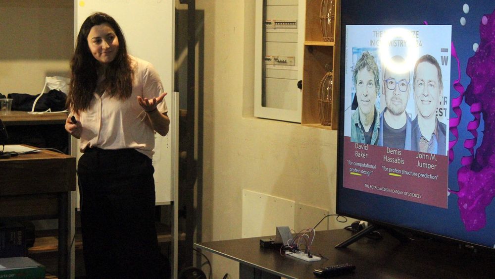 Lucia Coronel mostra le slide della sua presentazione sul palco dell'evento Python Pescara del 28 Febbraio 2025